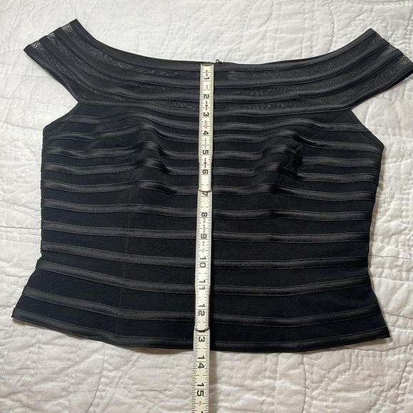 JS Collections Black Off Shoulder Bondage Top Striped Molded Cups Full Zip 8P - Picture 6 of 8